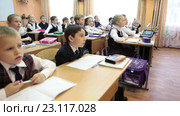 Школьный класс с учениками на уроке математики (2016 год). Редакционное видео, видеограф Кекяляйнен Андрей / Фотобанк Лори