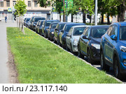 Автомобили, припаркованные у обочины дороги в городе. Стоковое фото, фотограф Кекяляйнен Андрей / Фотобанк Лори