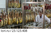 technologist posing with wurst. Стоковое видео, видеограф Яков Филимонов / Фотобанк Лори