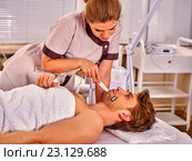 Man receiving electric facial peeling hydradermie massage. Стоковое фото, фотограф Gennadiy Poznyakov / Фотобанк Лори