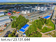 Вид сверху на Антипинский нефтеперерабатывающий завод. Тюмень. Россия (2015 год). Редакционное фото, фотограф Сергей Буторин / Фотобанк Лори