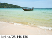 Традиционная камбоджийская лодка возле берега острова Koh Rong Samloem, Камбоджа (2013 год). Стоковое фото, фотограф Юлия Бабкина / Фотобанк Лори
