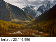 Вид на долину реки Навлы и Северо-Чуйский хребет на Алтае. Стоковое фото, фотограф Денис Черкашин / Фотобанк Лори