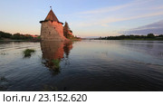 Псков. Вид на кремль с воды вечером (2016 год). Стоковое видео, видеограф Яна Королёва / Фотобанк Лори