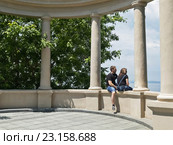Влюбленная пара на прогулке летним днем (2016 год). Редакционное фото, фотограф Корнилова Светлана / Фотобанк Лори
