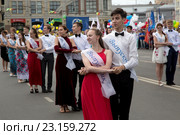 Выпускники школ танцуют школьный вальс на площади Революции в День молодежи 25 июня в центре города Иваново, Россия (2016 год). Редакционное фото, фотограф Николай Винокуров / Фотобанк Лори