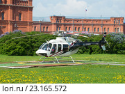 Вертолет Bell 407GX (RA-01605) на посадочной площадке у Петропавловской крепости. Санкт-Петербург (2016 год). Редакционное фото, фотограф Виктор Карасев / Фотобанк Лори