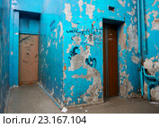 Обыкновенный подъезд в обычном жилом российском доме (2016 год). Редакционное фото, фотограф Вячеслав Палес / Фотобанк Лори