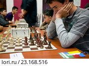 Участник турнира по шахматам на Кубок Мэра 2014 в Доме Культуры (Павильон 84) ВДНХ города Москвы думает над следующим ходом. Редакционное фото, фотограф Николай Винокуров / Фотобанк Лори