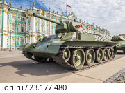 Средний танк Т-34 на военно-патриотической акции «Мы насмерть стояли у стен Ленинграда», посвященной Дню памяти и скорби на Дворцовой площади, Санкт-Петербург (2016 год). Редакционное фото, фотограф Галина Ермолаева / Фотобанк Лори