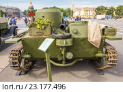 Подлинный малый плавающий танк Т-38 во время военно-патриотической акции «Мы насмерть стояли у стен Ленинграда», посвященной Дню памяти и скорби на Дворцовой площади, Санкт-Петербург (2016 год). Редакционное фото, фотограф Галина Ермолаева / Фотобанк Лори
