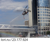 Проведение учений по тушению пожара с вертолета. Мост "Багратион" Москва-Сити (2016 год). Редакционное фото, фотограф Роман Каменский / Фотобанк Лори