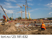 Строительство многоэтажных домов на Москве-реке. River Park (2016 год). Редакционное фото, фотограф Светлана Голинкевич / Фотобанк Лори