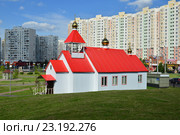 Храм-часовня святого праведного отрока Артемия Веркольского в парке имени Артёма Боровика. Район Марьино. Москва (2016 год). Редакционное фото, фотограф lana1501 / Фотобанк Лори