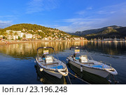 Деревня Port de Soller на берегу Средиземного моря во время заката. Остров Майорка, Испания. (2016 год). Редакционное фото, фотограф Bala-Kate / Фотобанк Лори