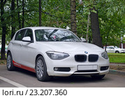 Каршеринг. Автомобиль BMW 116i сервиса поминутной аренды автомобиля Anytimecar в Москве (2016 год). Редакционное фото, фотограф Александр Замараев / Фотобанк Лори