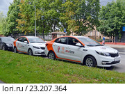Каршеринг. Автомобили Kia Rio сервиса поминутной аренды автомобиля Anytimecar в Москве (2016 год). Редакционное фото, фотограф Александр Замараев / Фотобанк Лори