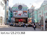 Москва. Всероссийская акция Свеча памяти в память о дне начала Великой Отечественной войны 1941-1945 годов на Белорусском вокзале (2016 год). Редакционное фото, фотограф Ольга Шуклина / Фотобанк Лори