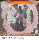 Потертый, ржавый, старый знак опасности, запрет на вход человеку. Стоковое фото, фотограф Всеволод Чуванов / Фотобанк Лори
