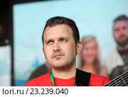 Антон Прохоров из группы «Мамульки бенд» на Доброфесте (2016 год). Редакционное фото, фотограф Голованов Сергей / Фотобанк Лори
