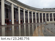 Колоннада Казанского Приволжского Государственного Университета пасмурным днём (2016 год). Стоковое фото, фотограф Дмитрий Неумоин / Фотобанк Лори