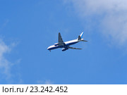 Boeing 777-200ER (бортовой номер VP-BLA) авиакомпании "Оренбургские Авиалинии" (OrenAir) заходит на посадку с выпущенными шасси (2016 год). Редакционное фото, фотограф Александр Замараев / Фотобанк Лори