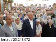Глава Ногинского района В. К. Рейтер и глава города Ногинска В. А. Хватов в Тихвинской храме города (2016 год). Редакционное фото, фотограф Дмитрий Неумоин / Фотобанк Лори