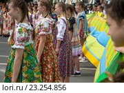 Девушки в разноцветных платьях демонстрируют ивановский текстиль на празднике, посвященном Дню города, на площади Революции в центре города Иваново, Россия (2016 год). Редакционное фото, фотограф Николай Винокуров / Фотобанк Лори