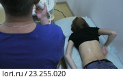 Девушка в кабинете врача. УЗИ почек. Стоковое видео, видеограф Video Kot / Фотобанк Лори