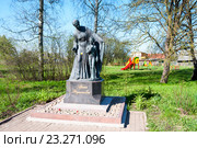 Памятник Арине Родионовне в Суйде (Воскресенское). Ленинградская область (2015 год). Редакционное фото, фотограф Александр Щепин / Фотобанк Лори