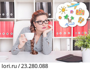 Скучающая женщина в офисе мечтает об отпуске. Стоковое фото, фотограф Darkbird77 / Фотобанк Лори