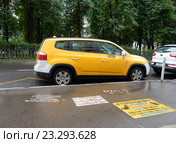 Автомобиль такси, припаркованный на месте остановки автобуса. Измайловский бульвар. Район Измайлово. Москва (2016 год). Редакционное фото, фотограф lana1501 / Фотобанк Лори