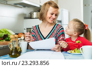Mother working and girl eating. Стоковое фото, фотограф Яков Филимонов / Фотобанк Лори