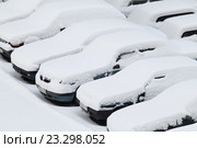 Москва, легковые автомобили, засыпанные снегом, на платной штрафстоянке (2016 год). Редакционное фото, фотограф Дмитрий Неумоин / Фотобанк Лори
