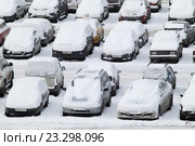 Москва, легковые автомобили на платной штраф стоянке в районе Рижской эстакады зимой (2016 год). Редакционное фото, фотограф Дмитрий Неумоин / Фотобанк Лори