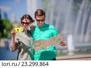 Молодая пара с кратой на улице европейского города. Стоковое фото, фотограф Дмитрий Травников / Фотобанк Лори