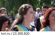 Старшеклассники на празднике 1 сентября. Днепропетровск, Украина (2015 год). Редакционное видео, видеограф Потийко Сергей / Фотобанк Лори