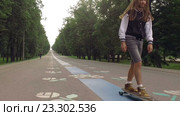 Крутой парень с дредами катится на скейтборде. Стоковое видео, видеограф Серёга / Фотобанк Лори