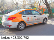 Каршеринг. Припаркованный во дворе жилого дома автомобиль сервиса поминутной аренды автомобиля Anytime в Москве (2016 год). Редакционное фото, фотограф Ольга Шуклина / Фотобанк Лори