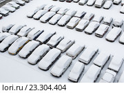 Москва, автомобили под снегом на платной штраф стоянке (2016 год). Редакционное фото, фотограф Дмитрий Неумоин / Фотобанк Лори
