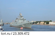 Фрегат «Адмирал Эссен» пришвартован на Неве у Английской набережной для участия в параде в честь Дня ВМФ России (2016 год). Редакционное видео, видеограф Сергей Дубров / Фотобанк Лори