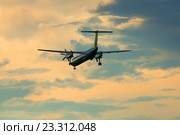 Самолет Bombardier Dash 8-Q402 (YL-BAI) авиакомпании Air Baltic улетает в сумеречное небо (2016 год). Редакционное фото, фотограф Виктор Карасев / Фотобанк Лори