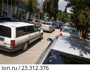 Автомобильная пробка на улице Ленина в городе Алушта, Крым (2016 год). Редакционное фото, фотограф Вячеслав Палес / Фотобанк Лори