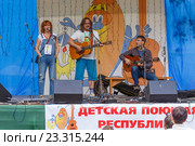Выступление участников Грушинского фестиваля (2016 год). Редакционное фото, фотограф Акиньшин Владимир / Фотобанк Лори