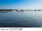 Санкт-Петербург, строй кораблей, пришвартованных на Неве для участия в параде в честь Дня ВМФ России (2016 год). Редакционное фото, фотограф Сергей Дубров / Фотобанк Лори