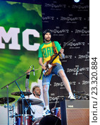 Noize MC выступает на сцене Доброфеста (2015 год). Редакционное фото, фотограф Голованов Сергей / Фотобанк Лори
