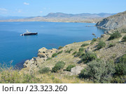 Яхта Kiss в одной из бухт полуострова Меганом в Крыму. Редакционное фото, фотограф Овчинникова Ирина / Фотобанк Лори