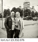 Певица Валерия и продюсер Иосиф Пригожин позируют на фоне храма Христа Спасителя. Монохромное изображение (2016 год). Редакционное фото, фотограф Сергей Цепек / Фотобанк Лори