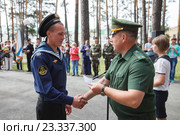 Крепкое рукопожатие от военкома во время вручения медали. День ВМФ (2016 год). Редакционное фото, фотограф Иван Карпов / Фотобанк Лори
