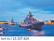 Военный корабль на параде в день ВМФ. Санкт-Петербург 2016. Сторожевой корабль «Адмирал Эссен» проекта 11356 ВМС России. Редакционное фото, фотограф Литвяк Игорь / Фотобанк Лори
